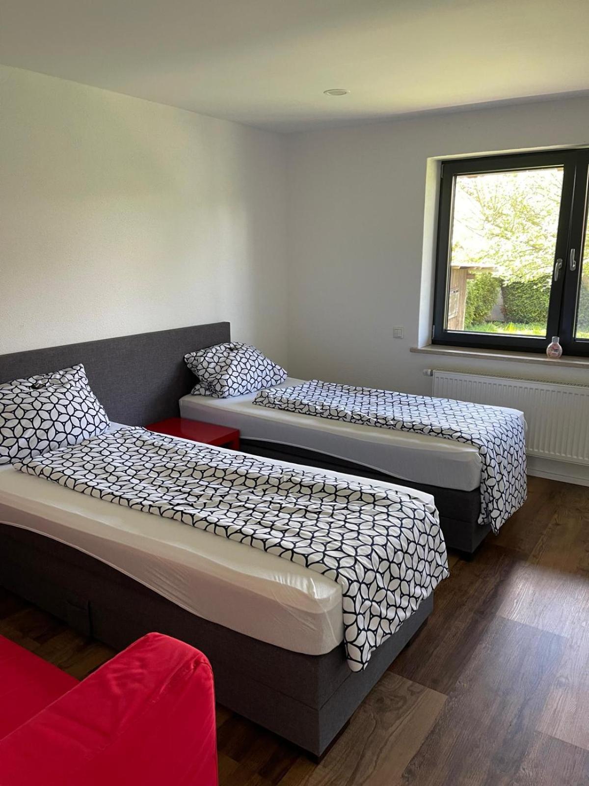 Bungalow In Ruhiger Siedlung Mit Stellplatz Landshut Esterno foto